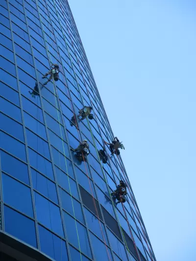 Also windowcleaners should be Schwindelfrei