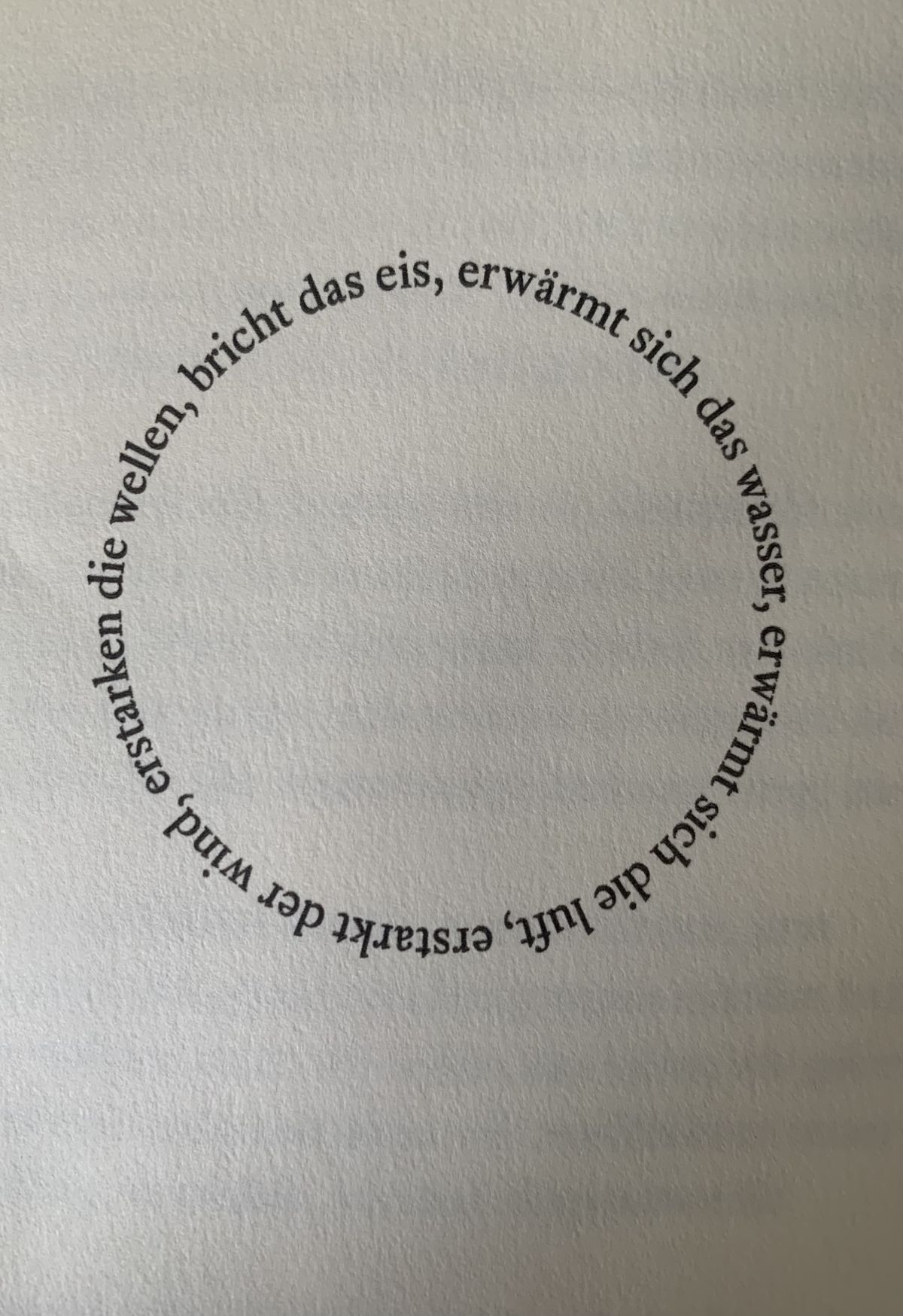 als hätte es die eigene Bewegung vergessen.