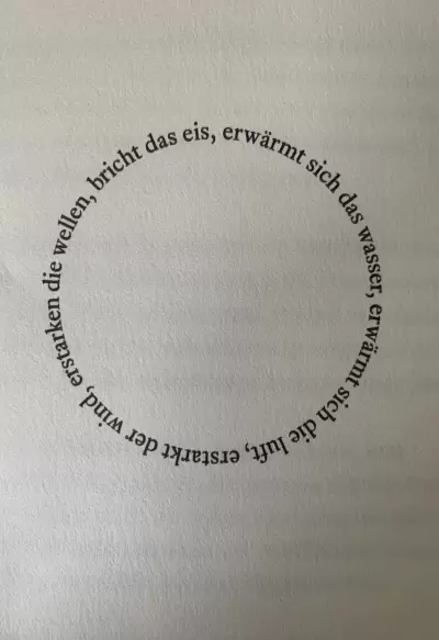 als hätte es die eigene Bewegung vergessen.